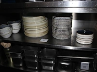 Ruim 70 borden in diverse maten waaronder met doorsnede 26 cm op schap. - afbeelding 1 van  2