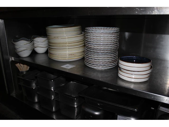 Ruim 70 borden in diverse maten waaronder met doorsnede 26 cm op schap. - afbeelding 2 van  2