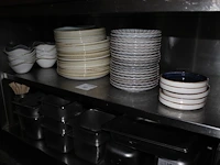 Ruim 70 borden in diverse maten waaronder met doorsnede 26 cm op schap. - afbeelding 2 van  2