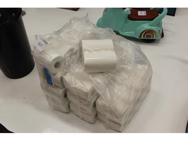 Ruim 70 rollen toiletpapier - afbeelding 2 van  2