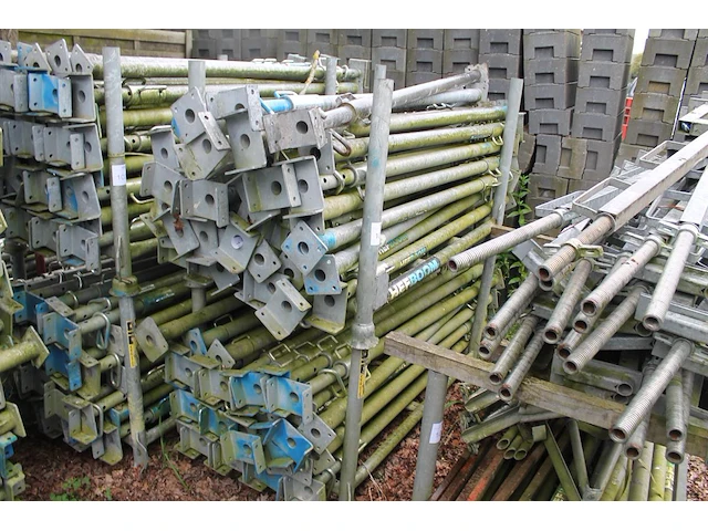 Ruim 80 bouwstempels in 2 bokken, ruim 80 stuks - afbeelding 1 van  3