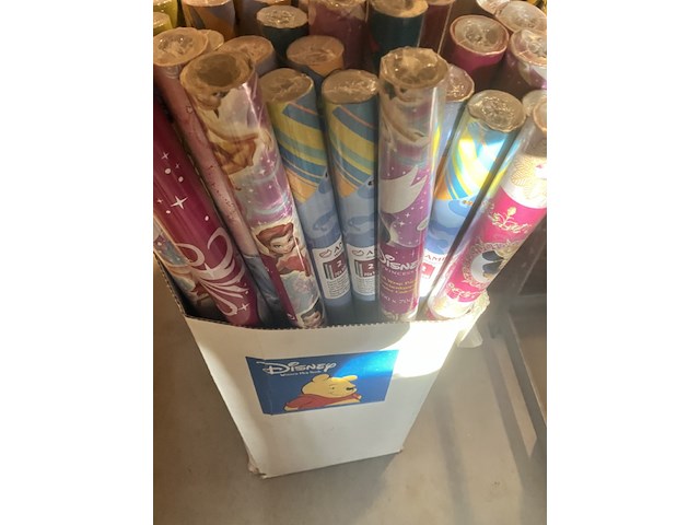 Ruim 80 rollen kadopapier assorti - afbeelding 1 van  7