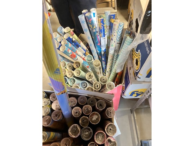 Ruim 80 rollen kadopapier assorti - afbeelding 7 van  7