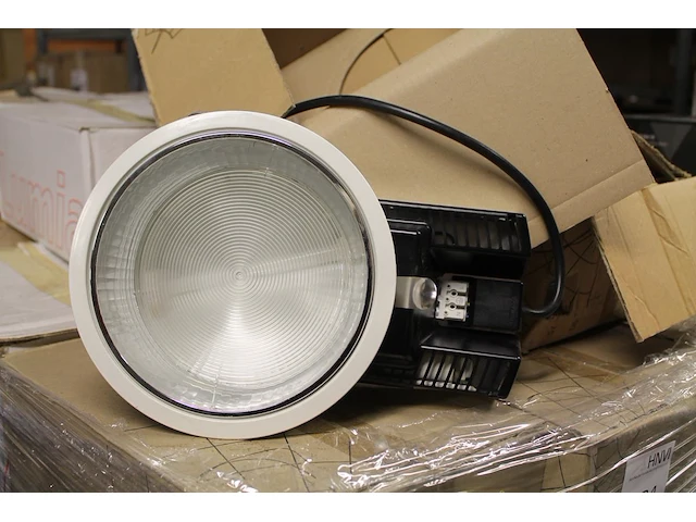 Ruim 80 spots lumiance op pallet. - afbeelding 1 van  2