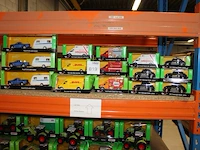 Ruim twintig modelauto's schaal 1:32 in diverse uitvoeringen. let op! dozen kunnen beschadigd zijn. - afbeelding 1 van  3