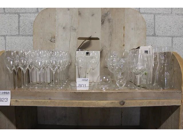 Ruim veertig stuks glaswerk royal leerdam, w.o. champagne- en wijnglazen en karaffen. - afbeelding 1 van  4