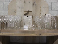Ruim veertig stuks glaswerk royal leerdam, w.o. champagne- en wijnglazen en karaffen.