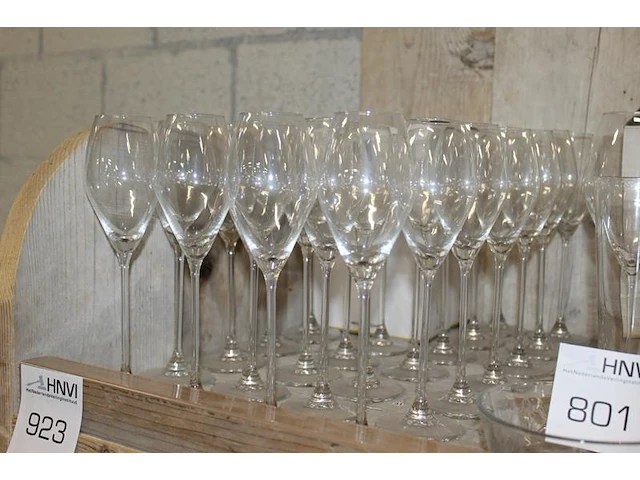 Ruim veertig stuks glaswerk royal leerdam, w.o. champagne- en wijnglazen en karaffen. - afbeelding 2 van  4