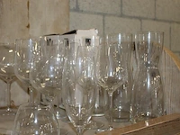 Ruim veertig stuks glaswerk royal leerdam, w.o. champagne- en wijnglazen en karaffen. - afbeelding 4 van  4