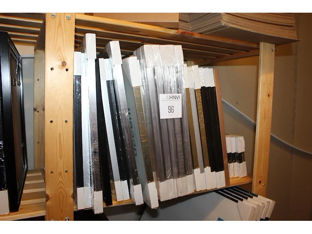Ruim30 fotolijsten in diverse afmetingen waaronder 40 x 50 en 15 x 40 cm op schap. - afbeelding 1 van  2