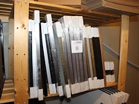 Ruim30 fotolijsten in diverse afmetingen waaronder 40 x 50 en 15 x 40 cm op schap. - afbeelding 1 van  2