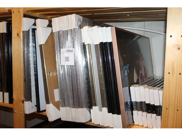 Ruim30 fotolijsten in diverse afmetingen waaronder 40 x 50 en 15 x 40 cm op schap. - afbeelding 2 van  2