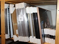 Ruim30 fotolijsten in diverse afmetingen waaronder 40 x 50 en 15 x 40 cm op schap. - afbeelding 2 van  2