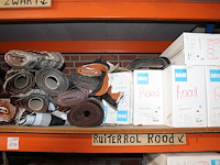 Ruiterrollen op twee stellingdelen in div kleuren. - afbeelding 3 van  5