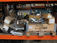 Ruitersteunen, hoekbeugels en nokbeugels op en naast pallet.