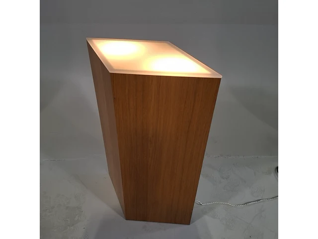 Ruitvormige houten sokkel met verlichting - afbeelding 1 van  5