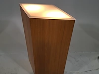 Ruitvormige houten sokkel met verlichting - afbeelding 1 van  5