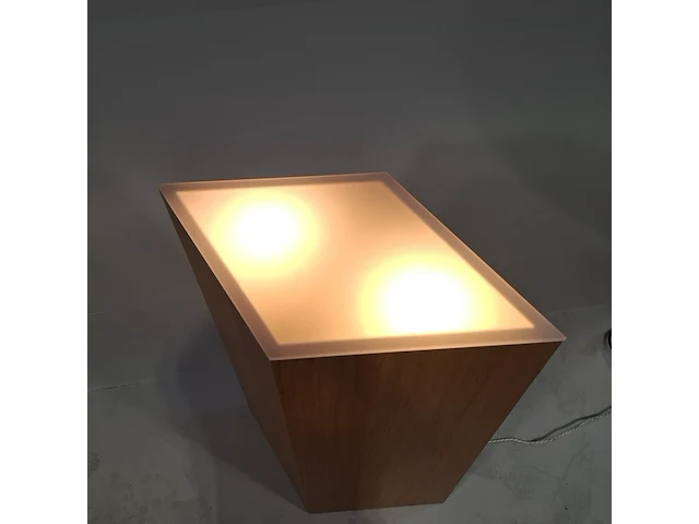 Ruitvormige houten sokkel met verlichting - afbeelding 2 van  5