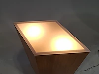 Ruitvormige houten sokkel met verlichting - afbeelding 2 van  5