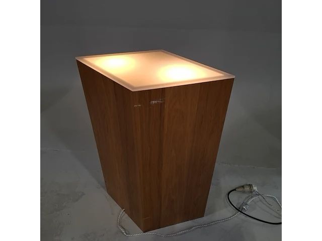 Ruitvormige houten sokkel met verlichting - afbeelding 3 van  5