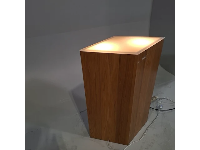 Ruitvormige houten sokkel met verlichting - afbeelding 5 van  5