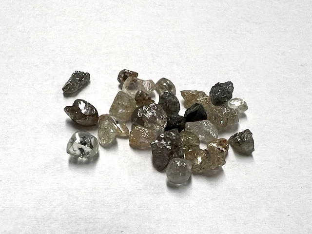 Ruwe diamanten van totaal 10.73 carat - afbeelding 1 van  4