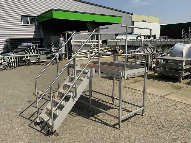 Rvs bordes met trap en leuning - afbeelding 1 van  6