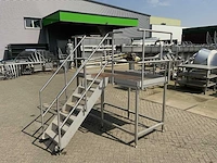 Rvs bordes met trap en leuning - afbeelding 1 van  6