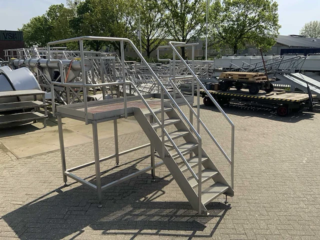 Rvs bordes met trap en leuning - afbeelding 2 van  6
