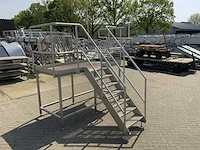 Rvs bordes met trap en leuning - afbeelding 2 van  6