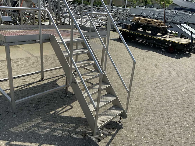 Rvs bordes met trap en leuning - afbeelding 3 van  6