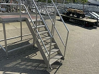 Rvs bordes met trap en leuning - afbeelding 3 van  6