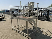 Rvs bordes met trap en leuning - afbeelding 4 van  6