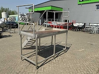 Rvs bordes met trap en leuning - afbeelding 5 van  6