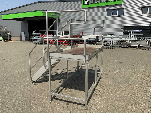 Rvs bordes met trap en leuning - afbeelding 6 van  6