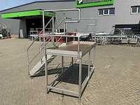 Rvs bordes met trap en leuning - afbeelding 6 van  6