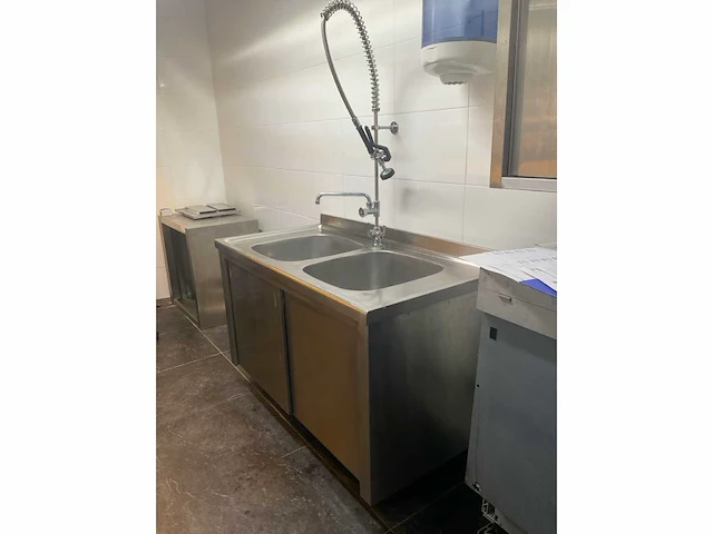 Rvs dubbele spoelbak met voorspoeldouche - afbeelding 2 van  9