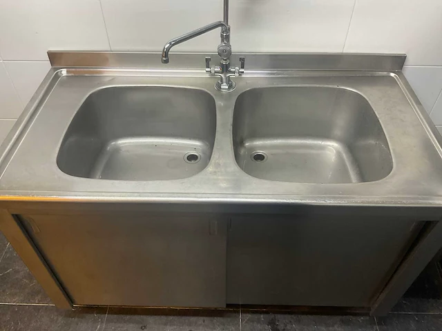 Rvs dubbele spoelbak met voorspoeldouche - afbeelding 4 van  9