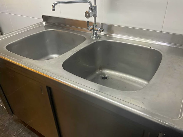 Rvs dubbele spoelbak met voorspoeldouche - afbeelding 5 van  9
