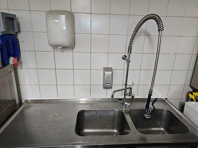 Rvs dubbele spoeltafel met douchekraan - afbeelding 3 van  4