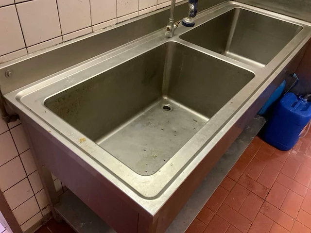 Rvs dubbele spoeltafel met sproeikraan - afbeelding 2 van  5