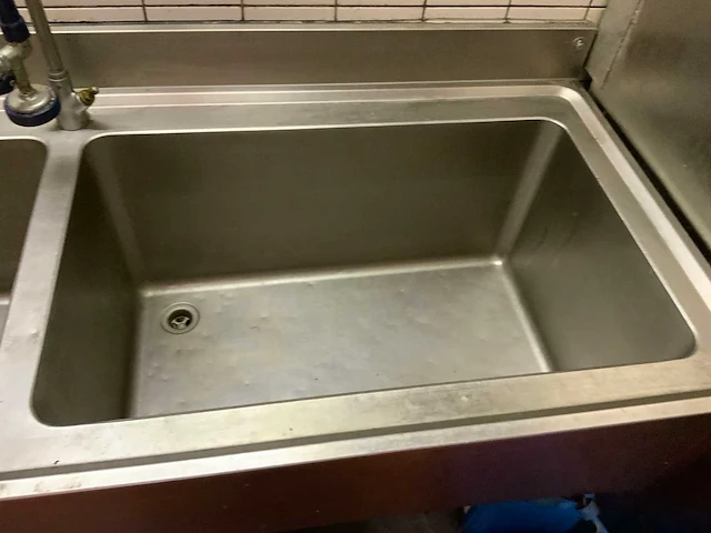 Rvs dubbele spoeltafel met sproeikraan - afbeelding 3 van  5