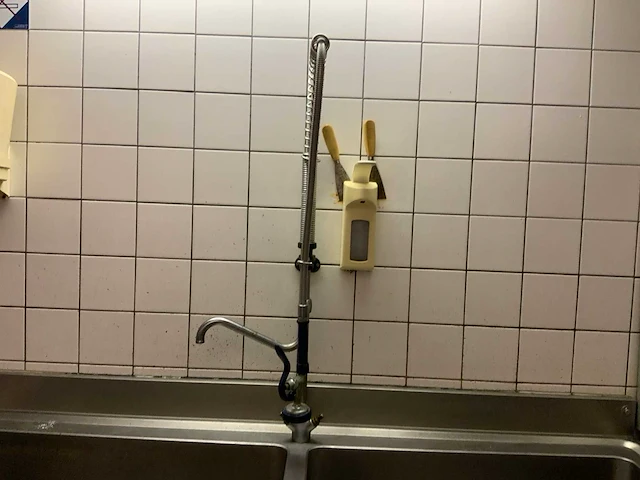 Rvs dubbele spoeltafel met sproeikraan - afbeelding 4 van  5