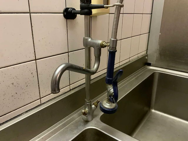 Rvs dubbele spoeltafel met sproeikraan - afbeelding 5 van  5