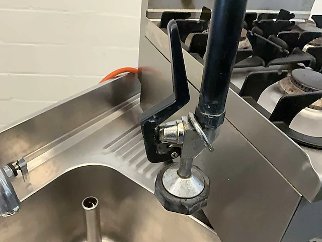 Rvs gasfornuis, kooktafel en spoelbank (3x) - afbeelding 3 van  13