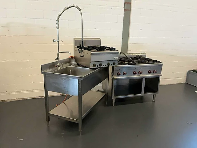 Rvs gasfornuis, kooktafel en spoelbank (3x) - afbeelding 1 van  13