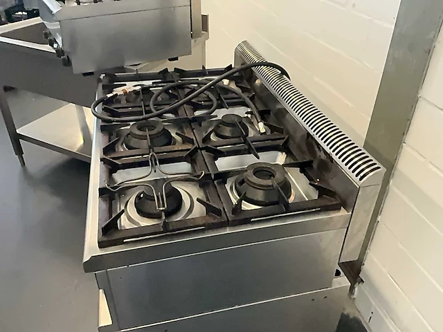 Rvs gasfornuis, kooktafel en spoelbank (3x) - afbeelding 12 van  13