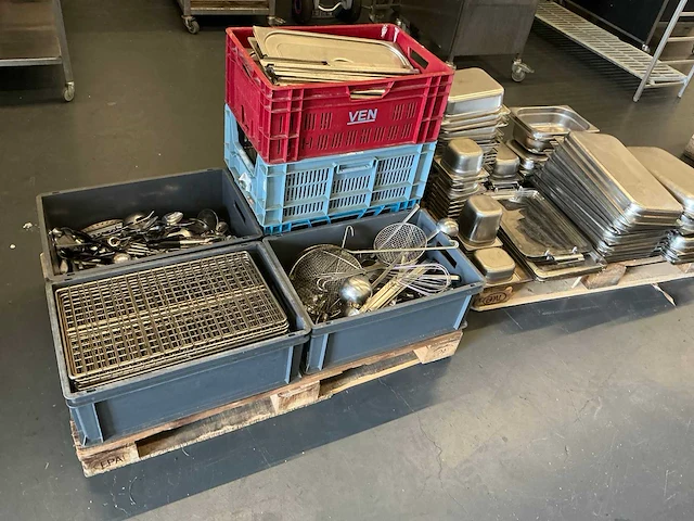 Rvs horeca keukengerei, ovenroosters, bestek, schalen gastronorm - afbeelding 1 van  11