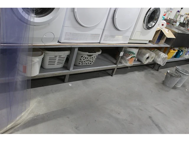 Rvs onderstel met houten bladen. afmeting 325 x 75 x 62 cm. let op: ophalen na 13.00u. - afbeelding 1 van  2