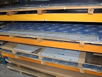 Rvs plaatmateriaal in diverse diktes en uitvoeringen op ruim 60 pallets. let op! dit kavel is onderdeel van... onderdeel van combinatiekavel combinatiekavel van kavels g510 en g511. pallet/platenstelling met diverse plaatmateriaal op ruim 60 pallets - afbeelding 4 van  8